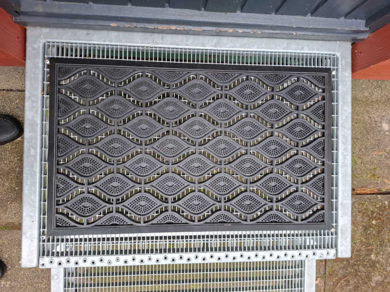 Die neue Matte übernimmt.