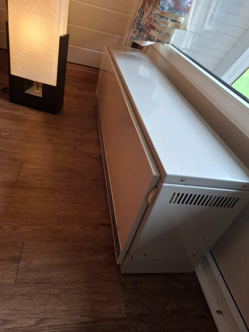 Einer der alten Heizkörper im Wohnzimmer